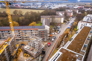 Der in das „Zick-Zack“ der Bestandsbebauung eingegstellte, kompakte Baukörper an der Straße sorgt für Nachverdichtung 