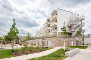  Der Klinkersockel verankert den mehrgeschossigen Riegel im Stadtraum, während die darüberliegenden Wohnbereiche durch Loggien und differenzierte Fassaden gegliedert werden 