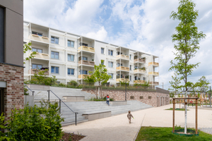  Der parallel zur Bahntrasse angeordnete Riegel schirmt das Quartier vom Bahnlärm ab und öffnet sich mit privaten Außenräumen und vorgelagertem Freiraum zum Quartiersinneren 