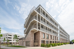  Der zur Bahntrasse gelegene Laubengang ist ein weiteres architektonisches Mittel zur Minderung der Schallbelastung 