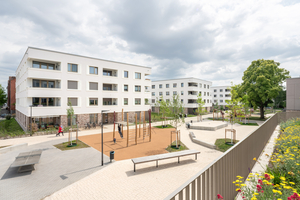  Der durchgrünte Innenbereich des Stadtquartiers Gretelriede bildet mit Spiel- und Aufenthaltsangeboten die soziale Mitte der Wohnanlage 