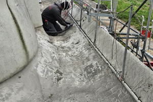  Anschließend wurde der Untergrund gereinigt und geschliffen, bevor die Verarbeiter die Grundierung mit dem Triflex Cryl UniPrimer 285 aufgetragen haben 