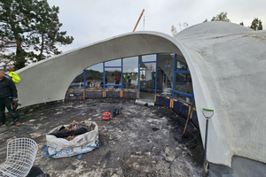  Für die Sanierung kam das PMMA-basierte Abdichtungssystem Triflex ProTect zum Einsatz. Im ersten Schritt wurde die vorhandene, poröse Abdichtung entfernt 