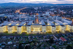  „Lateral Towers“ vor der Umwidmung des Bürogebäudes in einen Schulcampus 