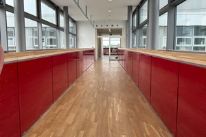  Flurbereich mit farbigen Wegeleitsystem 