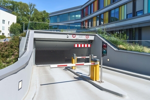  Ein Rollgitter zum Mitarbeiter-Parkhaus regelt Ein- und Ausfahrt und belüftet die Parkflächen 