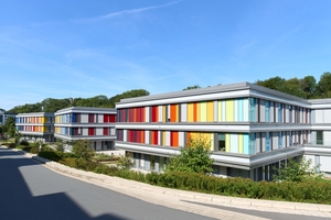  Die markanten Farben wirken speziell auf die kleinen Patientinnen und Patienten und finden sich als Orientierung auch innen 