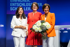  ZIA-Hauptgeschäftsführerin Aygül Özkan, ZIA-Präsidentin Iris Schöberl und Moderatorin Ursula Heller 