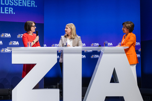  Bundesministerin Verena Hubertz, MdB im Austausch mit ZIA-Präsidentin Iris Schöberl und Moderatorin Ursula Heller 