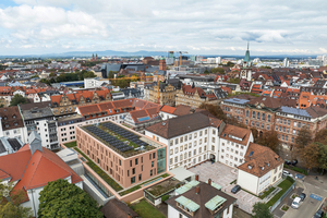  Der neue Erweiterungsbau des Amtsgerichts Freiburg harmoniert mit dem historischen Bestand und beweist gleichzeitig architektonische Eigenständigkeit 