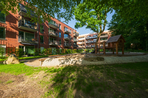  Ein geschützter, grüner Außenbereich mit altem Baumbestand und Spielplatz bietet Jung und Alt einen gemütlichen Rückzugsort 