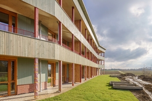  Das „Haus fast ohne Heizung“ in Ingolstadt demonstriert, wie mit Leipfinger-Bader massives Bauen ohne klassische Heiztechnik möglich ist – zum Vorteil von Bestandshaltern und Mietern, die von geringerer technischer Komplexität, einer nachhaltigen, ressourcenschonenden Wärmeversorgung und hoher Wohnqualität mitten in der Natur profitieren 