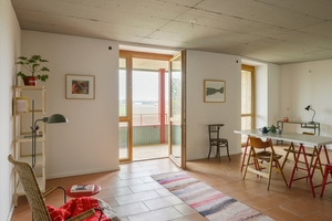  Die Räume des Wohnkomplexes werden überwiegend passiv temperiert. An kalten Tagen sorgen Heizpapier und Estrichziegel für flexible und wirtschaftliche Wärmeunterstützung 