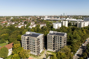  Die beiden Baukörper profitieren von einer grünen Umgebung und auch von der PV auf dem Dach 