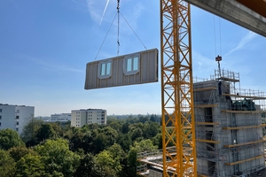  ...und im Falle der Aufstockung als Wandmodul per Kran an Ort und Stelle gebracht 