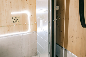  Übergang von Beton zu Holz: Die Schachtgrube bleibt aus statischen Gründen in Beton, der Holzschacht setzt oberirdisch an 