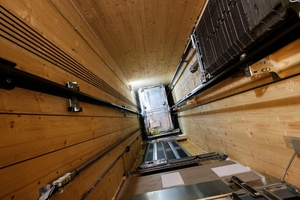  Ein Blick in den Aufzugschacht. Was hier aus Holz entstanden ist, wäre in der Regel aus Beton gefertigt 