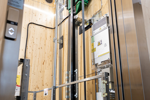  Der Blick hinter die Schachttür zeigt ein vollständiges Aufzugssystem, dessen Komponenten sich nicht von einer konventionellen Installation unterscheiden. Nur die Wand dahinter ist eine andere 
