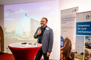  Timo Sengewald vom dena-Kompetenzzentrum Serielles Sanieren erläuterte die Vorteile des innovativen Sanierungskonzepts 