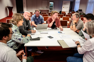  An mitgebrachten Projekten aus den Kommunen erarbeiteten die Teilnehmenden gemeinsam mit Expertinnen und Experten serielle Sanierungslösungen 