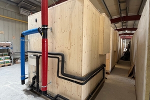  Auch vorgefertigt: Die Badezimmer-Module kommen installationsfertig auf die Baustelle und werden vor Ort lediglich eingestellt 