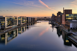  Der Innenhafen ist eines der großen Transformationsprojekte der Stadt, bei dem aus einem Stückguthafen ein Standort für Wirtschaft, Kultur und Freizeit entstanden ist 