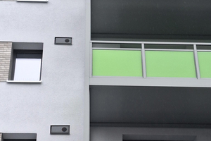  Für eine harmonische Gesamtoptik der Fassade wurden alle 72 Wetterschutzgitter in einer Sonderfarbe lackiert  