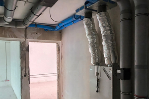  In allen 72 Wohneinheiten wurde jeweils ein zen-trales Lüftungsgerät installiert, das dank der kompakten Abmessungen problemlos an der Wand im Eingangsbereich montiert werden konnte 
