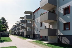  Modernisierung Münchener Siedlung in Ingolstadt: Um Durchdringungen der wärmedämmenden Hülle zu vermeiden, wurden Balkone aus vorelementierten Betonfertigteilen frei vor die Fassade gestellt,Architekten Beyer + Dier, Ingolstadt 