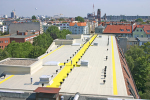  Zahlreiche Details auf dem Wohnhaus-Flachdach an der Berliner Hohenstaufenstraße erforderten eine dauerhafte Abdichtung 