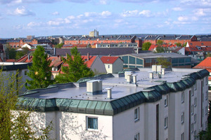  Auf den Flachdächern von Wohnblöcken in Bamberg forderten undichte Stellen und schadhafte Details eine neue Abdichtung 