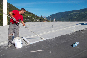  Der vollflächige Haftverbund schützt auch bei geneigten Dächern vor der Unterläufigkeit durch Regenwasser 
