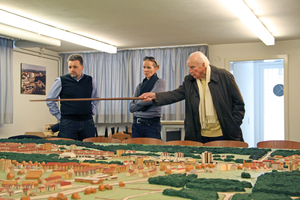  Zusammen mit alberts.architekten und Brillux hat Peter Holst die Originalfarben für heutige Anforderungen wiederentdeckt. Mit ihm am Modell der Sennestadt: Farbdesignerin Hanne Fink, Brillux Farbstudio Braunschweig, und Claus Hegemann, Technischer Berater bei Brillux 