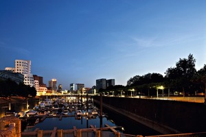  Yachthafen in der Abend­dämmerung: Die LED-­Beleuchtung setzt nun auch die Promenade ins rechte Licht 