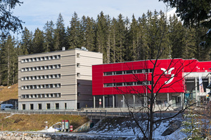  Die kompakte Architektur des Personalhauses korreliert mit dem Betriebsgebäude der Bergbahn (rot) und minimiert die Wärmeverluste auf 1.500 m Höhe über NN 