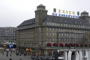  Essen die Einkaufsstadt, so prangt es in großen Buchstaben auf dem Hotel Mövenpick gegenüber dem Hauptbahnhof  