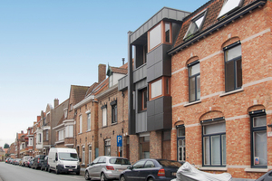  Die Vlaanderenlaan in Brügge wird von Fassaden aus dem frühen 20. Jahrhundert bestimmt. Venusblei bildet einen harmonischen Kontrast 