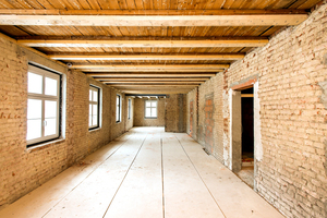  Bereit zur Sanierung: Die freigelegte Bausubstanz besteht aus Mauerwerk und Holzbalkendecken 