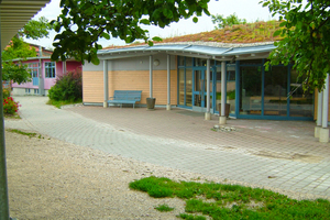  Freie Waldorfschule in Wahlwies/Bodensee mit begrüntem Dach und Sico-Regenspeicher. Die von der angeschlossenen Dachfläche (900 m²) abfließenden Niederschläge versorgen sechs Toiletten und sechs Urinale. Darüber hinaus werden Grünflächen bewässert 