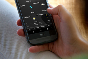  Die Wetterstation auf dem Dach gibt Wind- und Regenwarnungen an die Jalousien und die Markise weiter, die dann automatisch einfahren. Auch der PV-Ertrag ist auf dem Interface ersichtlich. 