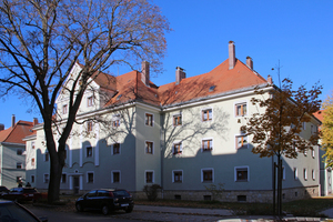 Bild 1: Gebäudefassade aus dem Plato-Wild-Ensemble in Regensburg  