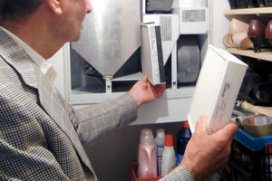  Richard Weidinger zeigt in einer der Wohnungen die einfache Handhabung für den Wechsel des Zuluft-Feinfilters im Lüftungsgerät 