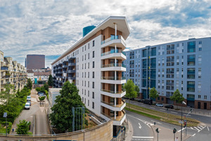  Die Macher des Aktiv-Stadthauses in Frankfurt am Main wollten zeigen, dass Plusenergie-Gebäude auch im großen Maßstab funktionieren; hier die Nordfassade 