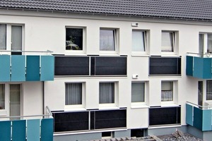  Die Südfassade wird durch die Farbakzente der Balkone und die dunklen Kollektorflächen gegliedert. 