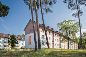  Harmonisch fügen sich die neuen Fassadenfarben in das natürliche grüne Umfeld ein  