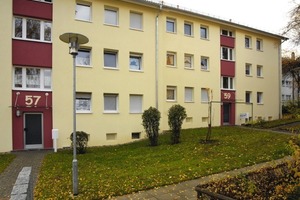  Das zweigeteilte Mehrfamilienhaus mit insgesamt 12 Wohnungen nach der Sanierung auf EnEV-Neubau-standard 