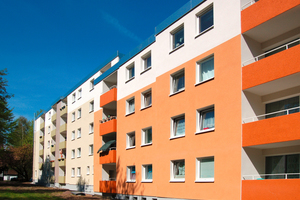  Die Gebäude wurden in ansprechenden Farben gestaltet, die instandgesetzten Balkone in das Farbkonzept integriert 