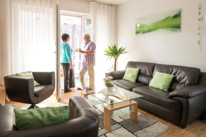  Auch im Inneren sind die Wohnungen hochwertig ausgestattet. Bodentiefe Fenster lassen viel Licht in die Räume 