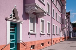  Charakteristisch für das Königsviertel sind die unterschiedlich farbigen Fassaden mit ihren vielfältigen Schmuckelementen im Art-Deco-Stil 