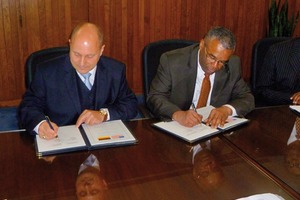  Staatssekretär Rainer Bomba und Vizeminister Ron Sims bei der Unterzeichnung des Vertrages  